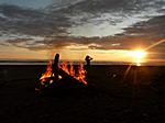 Lagerfeuer am Strand vor'm Sonnenuntergang