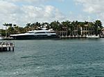 in Fort Lauderdale steht eben vor der bescheidenen Villa die Privatjacht