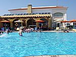 Pool und Blick auf unser Hotel "Aktea Beach Village" in Ayia Napa