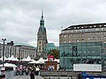 Das Rathaus von Jungfernstieg aus gesehen .... am Triatlon Tag