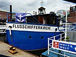 selbst eine Flussschifferkirche gibt es im Hamburger Hafen, nebenan das Restaurant "Weite Welt"