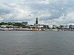 Blick von der Gegenseite des alten Elbtunnel auf Hamburg und den Michl