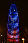 Bilder des "Torre Agbar" in der Nacht - ein 32 stöckiger Bürokomplex